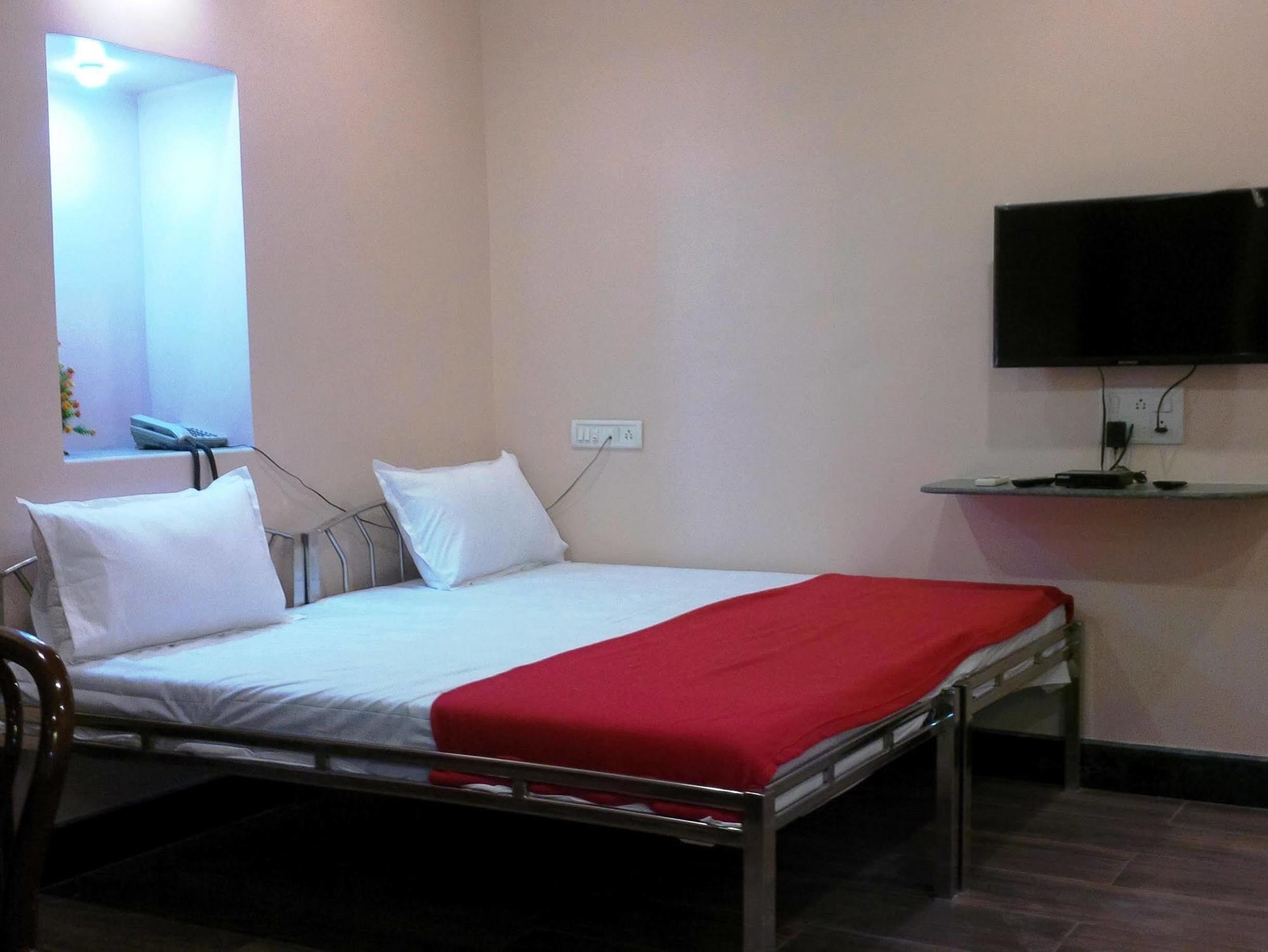 Hotel Blue Bird Colaba Mandve Kültér fotó