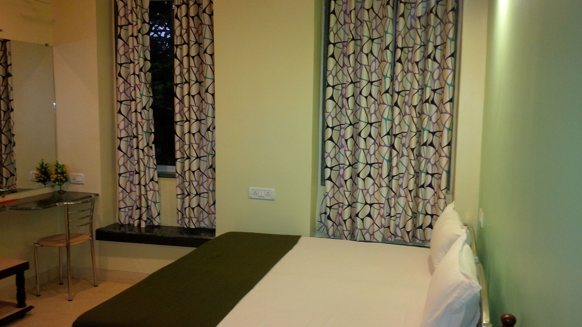 Hotel Blue Bird Colaba Mandve Kültér fotó