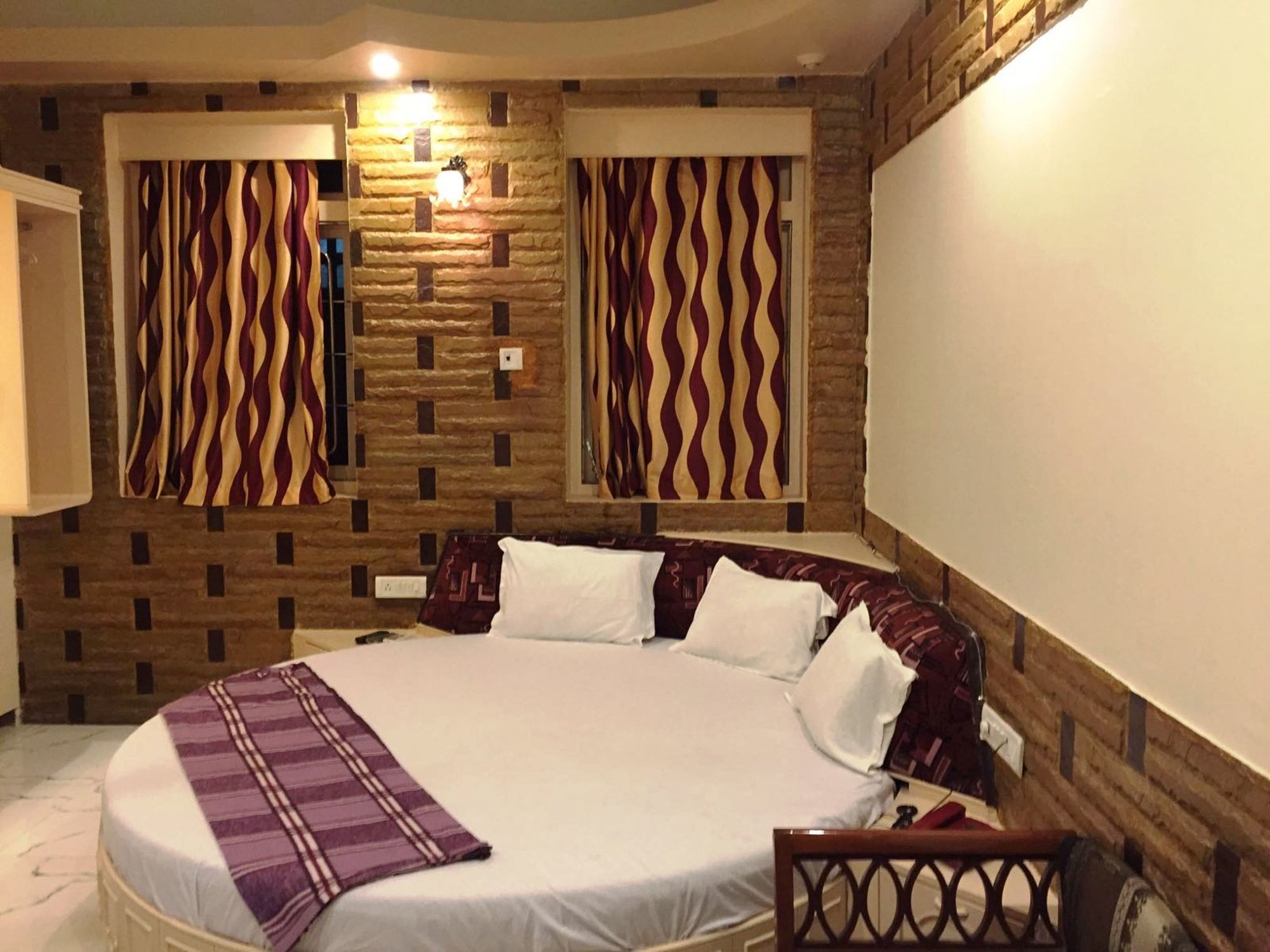 Hotel Blue Bird Colaba Mandve Kültér fotó